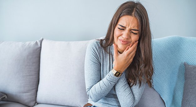 young woman pain with toothache