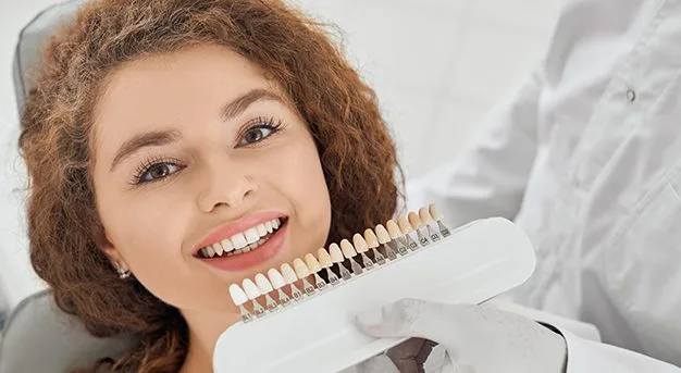 woman for veneers treeatment