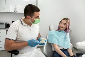 Dentists Treat Peri-Implantitis